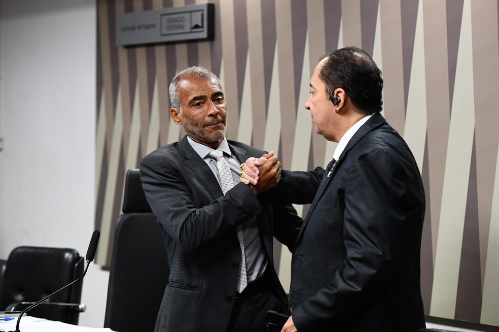 Senadores Jorge Kajuru e Romário durante a CPI