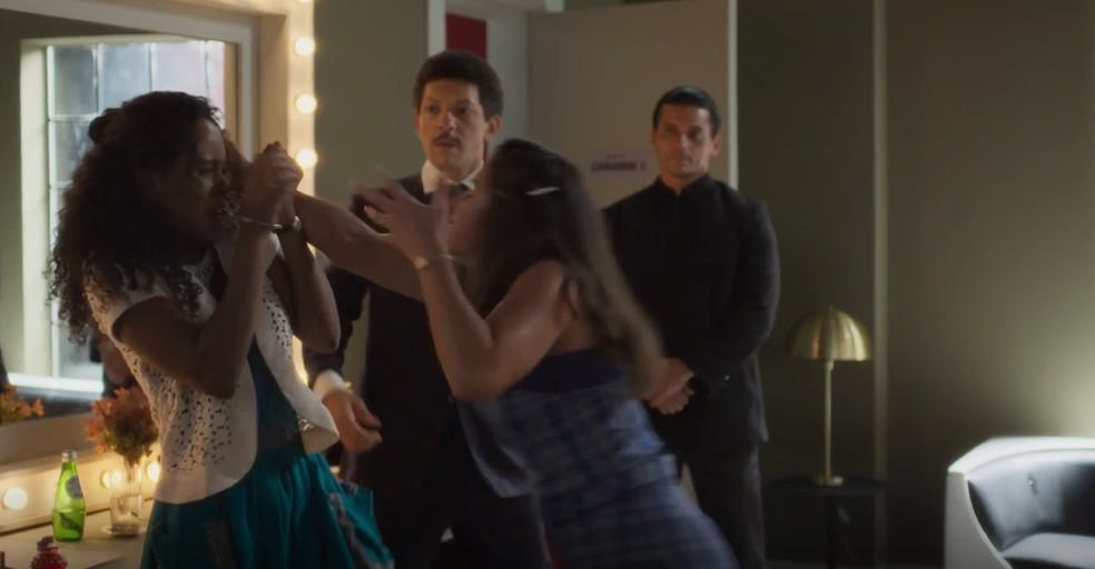 Beatriz dá um jeito de se livrar das garras da filha de Juliano