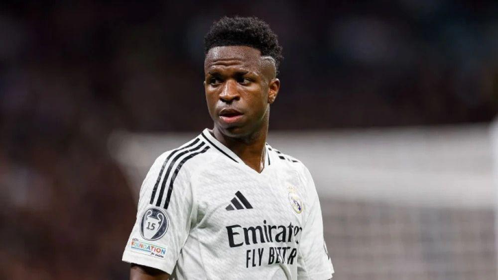 Vini Jr, atacante do Real Madrid, é alvo de racismo antes de jogo da Champions.