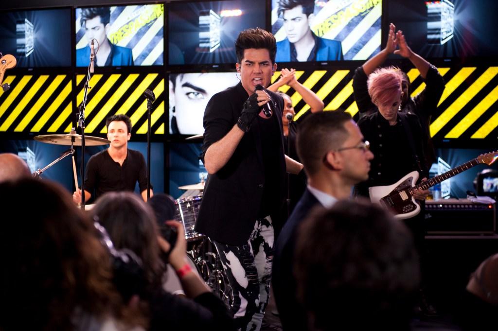 Isaac Carpenter se apresenta com Adam Lambert em 2012