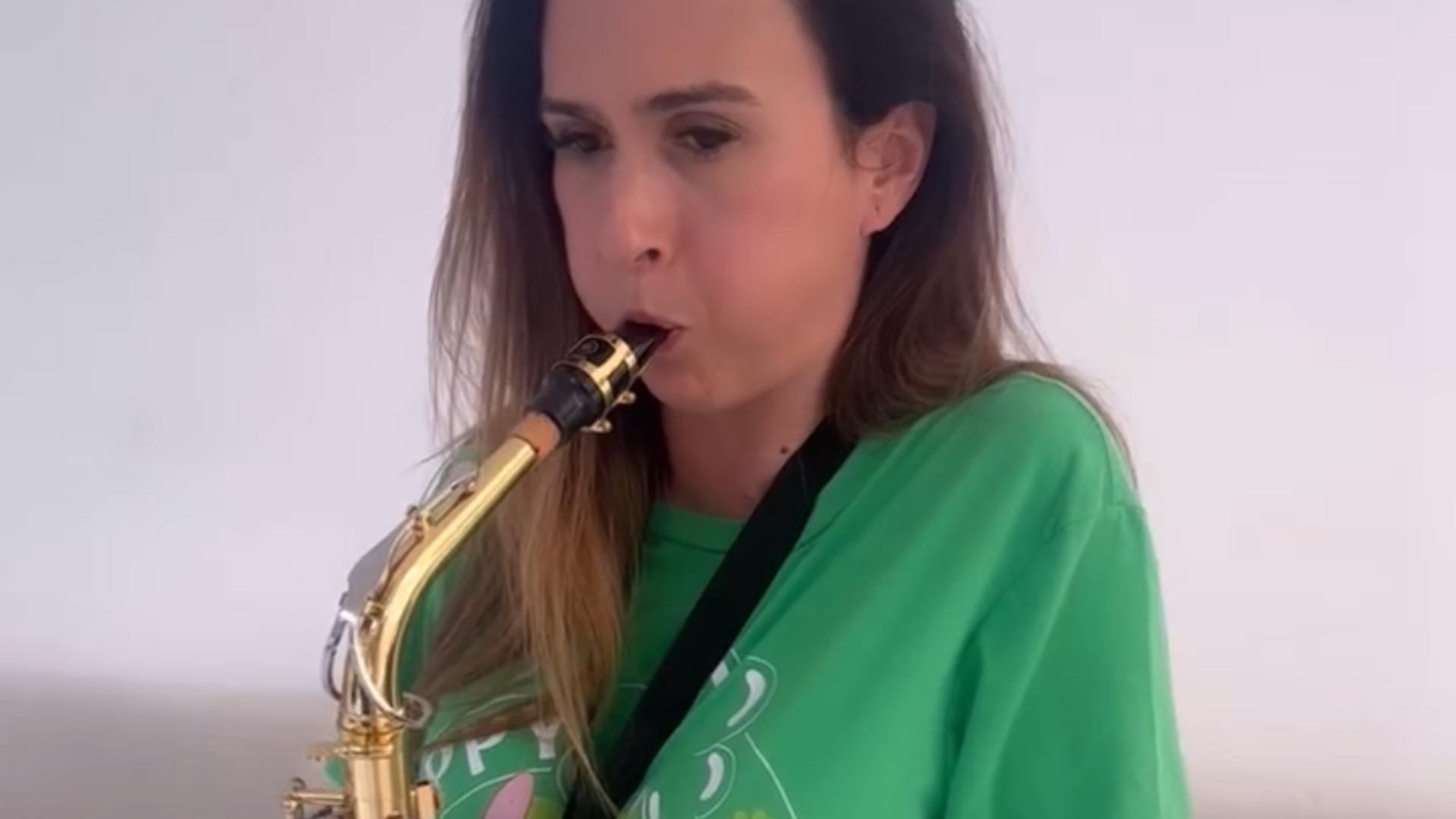 Tata Werneck durante aula de saxofone