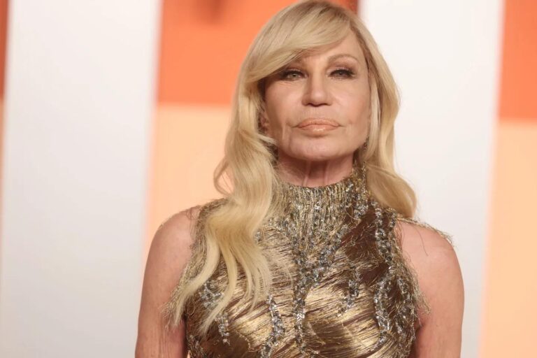 Donatella Versace Deixa Cargo de Diretora Criativa Após 28 Anos de Liderança