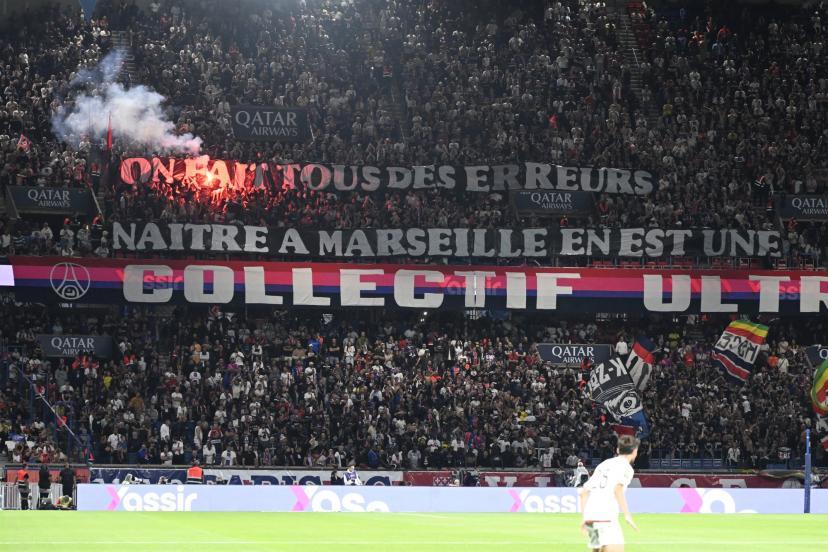 Os torcedores parisienses aguardando a chegada do OM no Parc des Princes