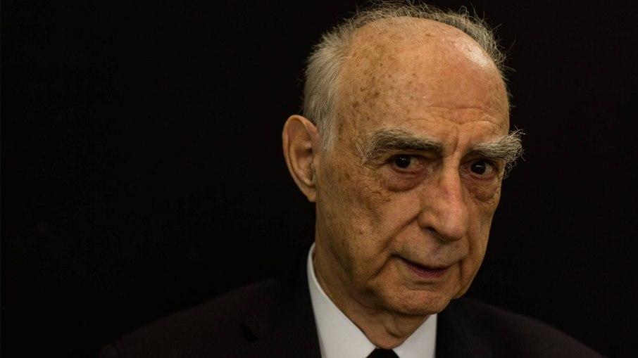 Além da carreira política, Lembro construiu uma sólida trajetória acadêmica.