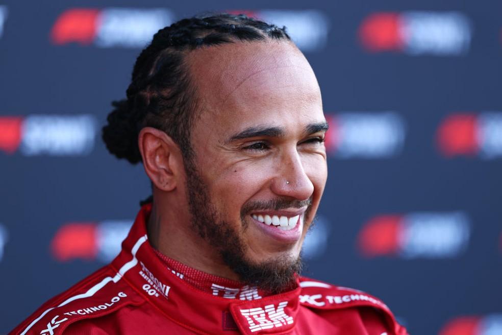 Lewis Hamilton sorri após pole position na corrida sprint da China