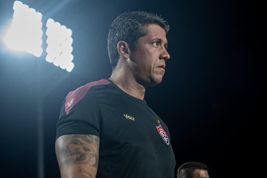 Thiago Carpini comanda o Vitória no Barradão