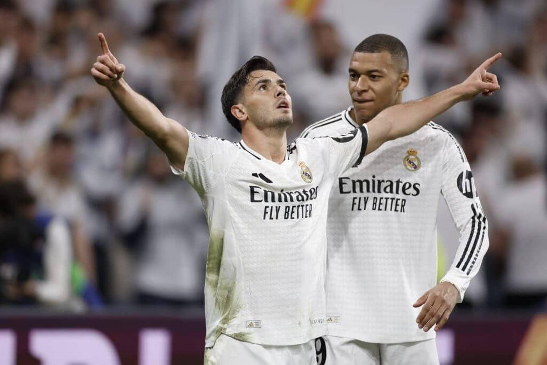 Brahim Díaz celebra gol com Kylian Mbappé