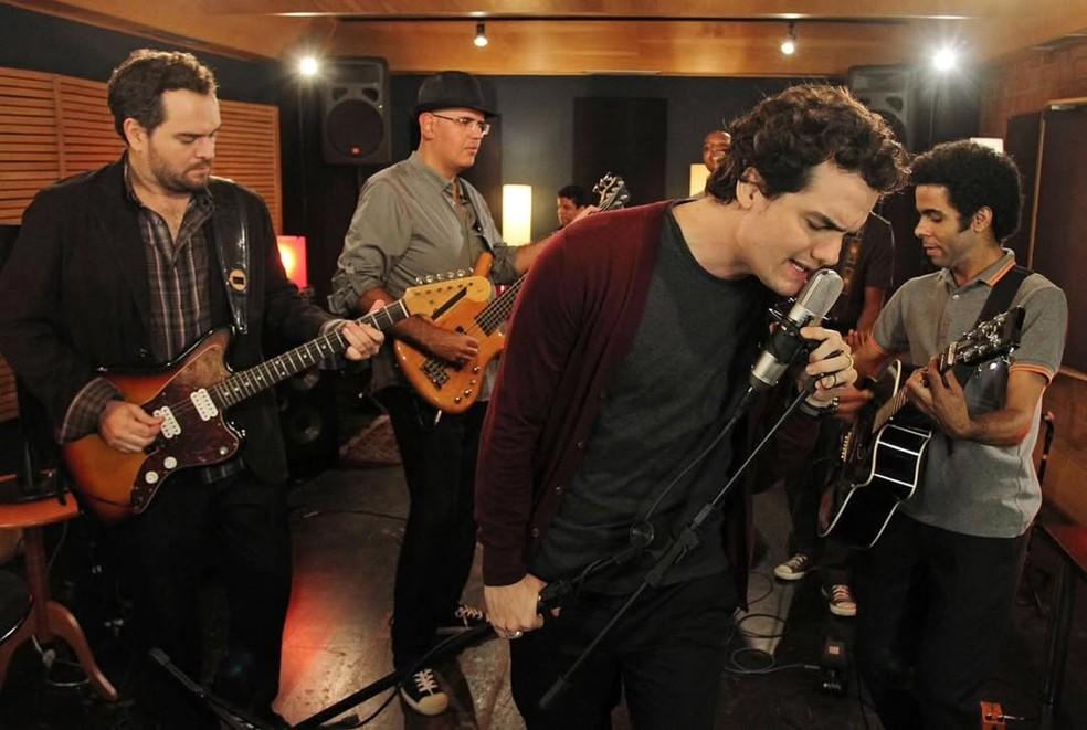 Wagner Moura em apresentação com a banda 'Sua Mãe'