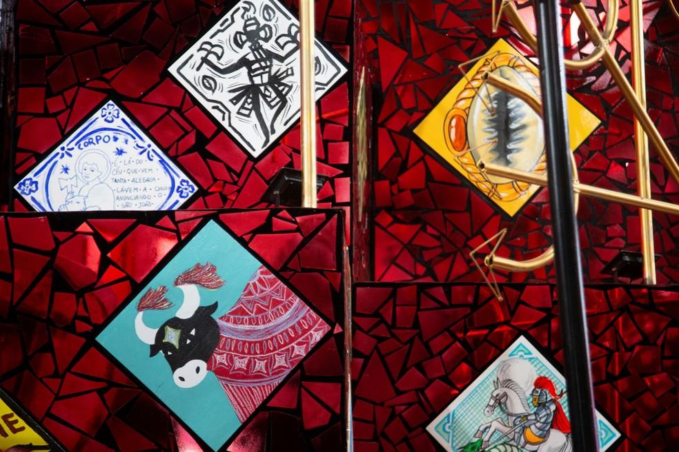 Carro da Lapa do Salgueiro com caquinhos da Escadaria Selarón