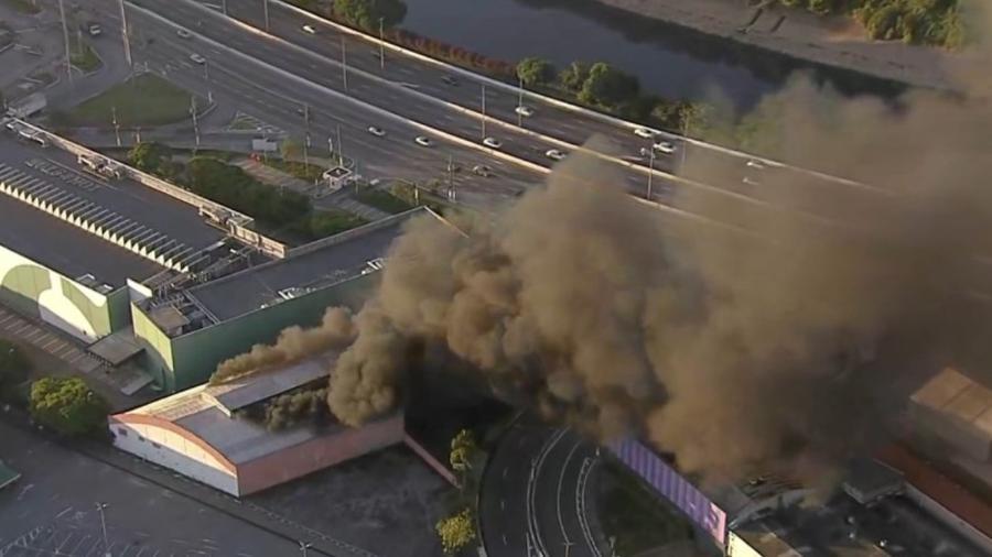 Incêndio em galpão onde funciona parque de diversões na Vila Guilherme, zona norte de São Paulo.