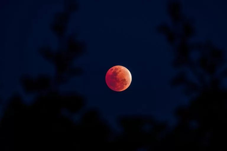 Lua de Sangue: Eclipse Total Visível no Brasil na Madrugada de 13 para 14 de Março