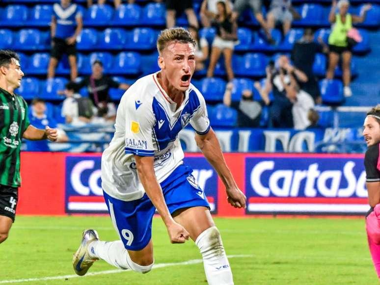 Braian Romero (Vélez Sarsfield) comemorando seu gol contra o San Martin de San Juan