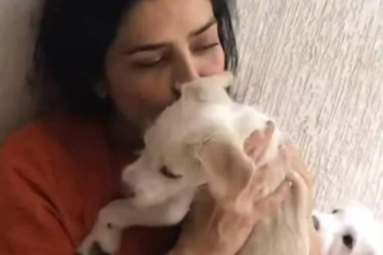 Letícia Sabatella diz ter seus cães doados sem consentimento.