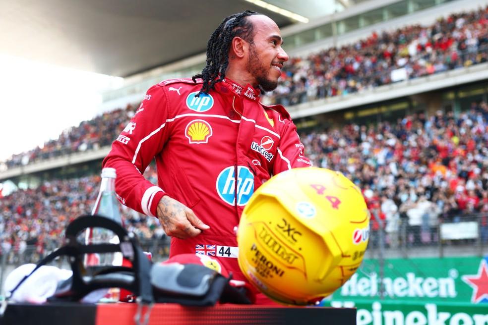 Hamilton sorri após vitória na corrida sprint na China
