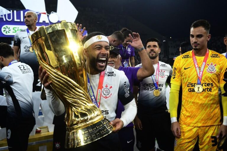 Corinthians conquista seu 31º título paulista e gera polêmica com Memphis Depay