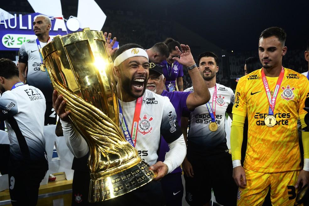 Memphis Depay, do Corinthians, com o troféu do Campeonato Paulista, na Neo Química Arena