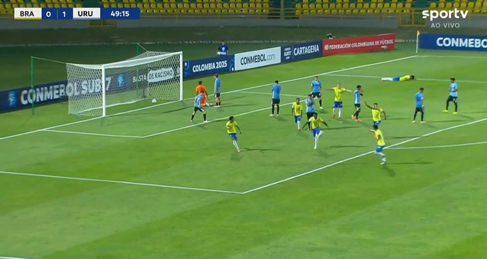 Jogadores do Brasil comemoram o gol de Ruan Pablo contra o Uruguai no Sul-Americano Sub-17