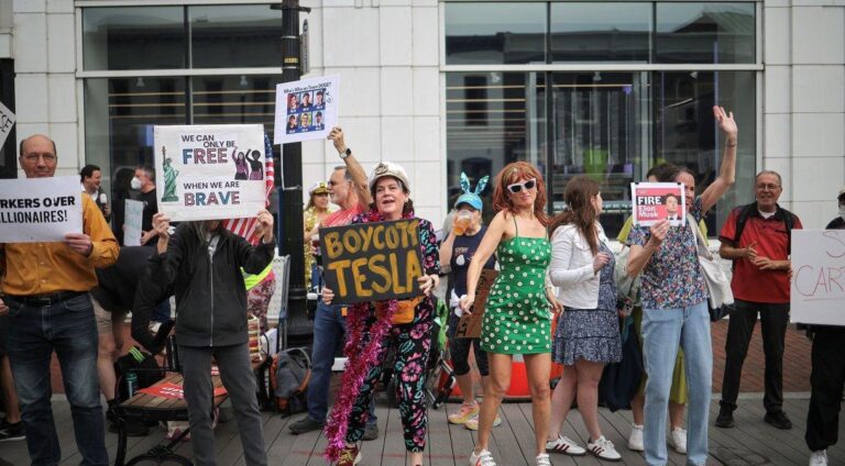 Protestos em massa marcam o ‘Tesla Takedown’ contra Elon Musk