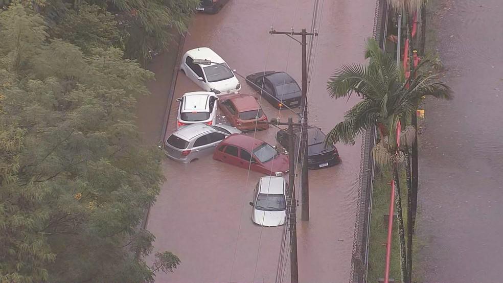 Carros presos em alagamento em Santo André, na Grande SP