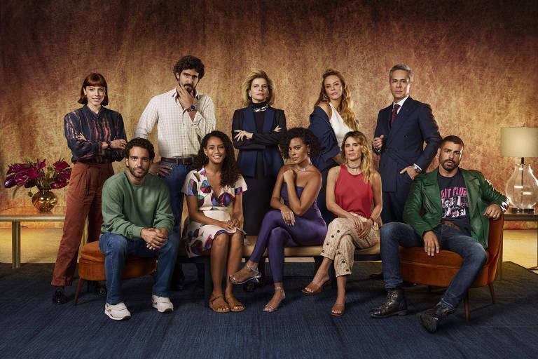 Elenco da nova novela Vale Tudo posando em estúdio
