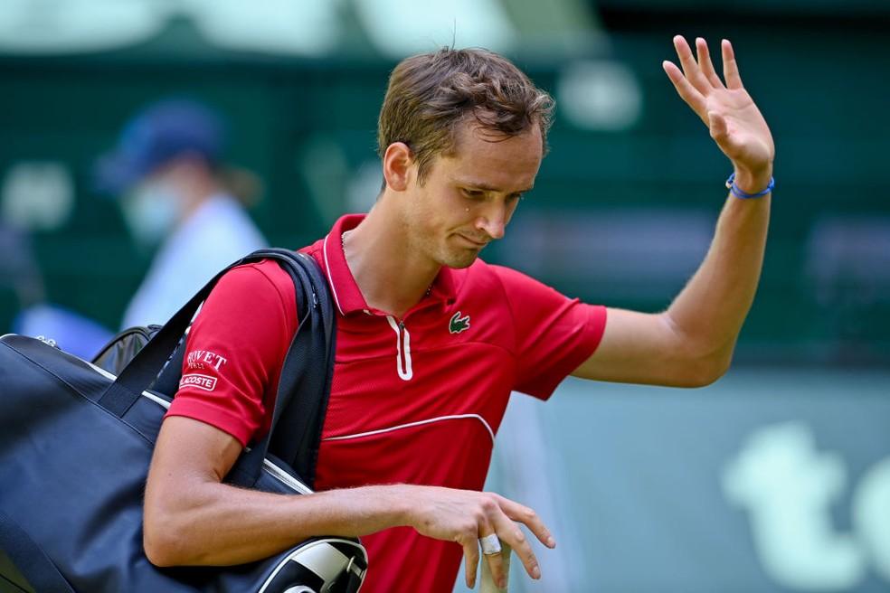 Medvedev deixa quadra depois de ser derrotado por Jan-Lennard Struf em Halle
