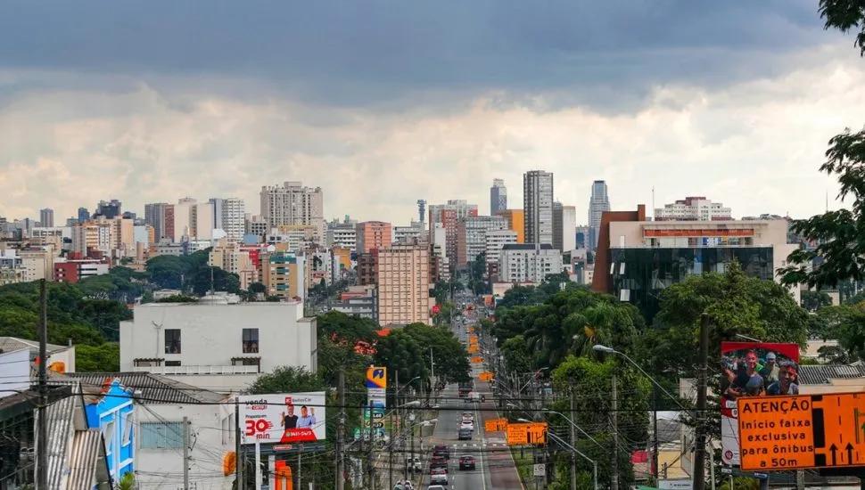 Imagem mostra cidade de Curitiba.