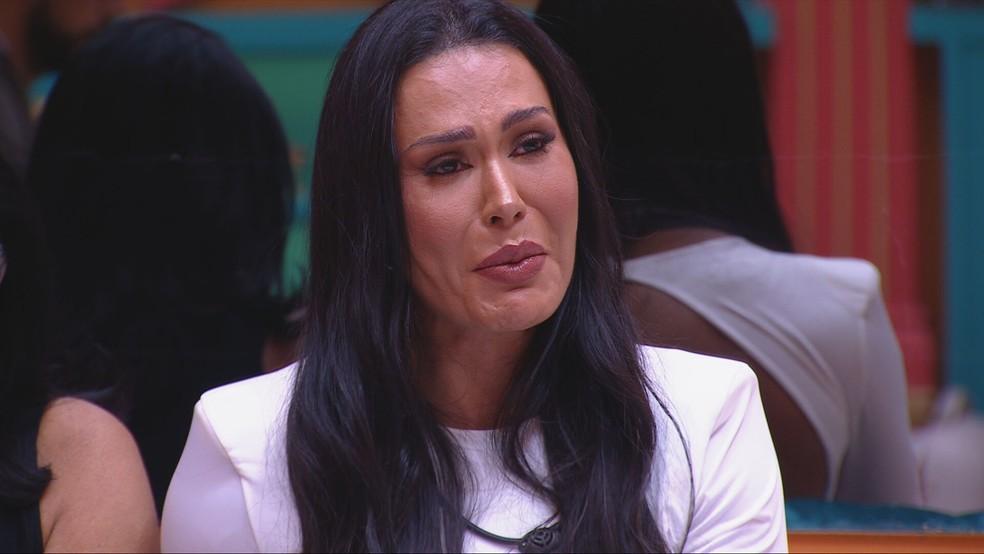 Gracyanne Barbosa se emociona durante discurso de Tadeu Schmidt.