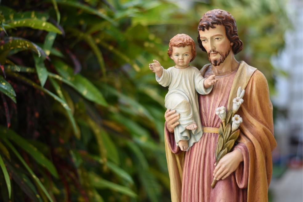 Imagem representa São José e Jesus Cristo