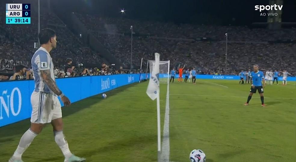 Arrascaeta com a mão na virilha antes de ser substituído