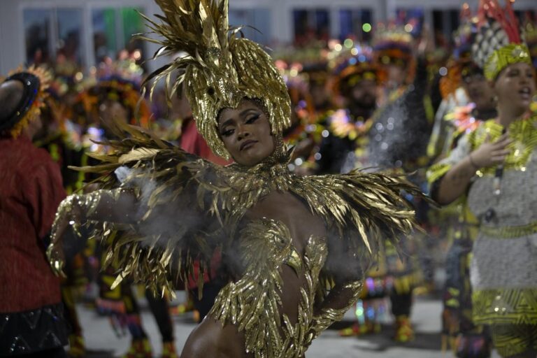 Carnaval 2025: Anitta não desfila na Sapucaí, mas brilha como compositora da Unidos da Tijuca