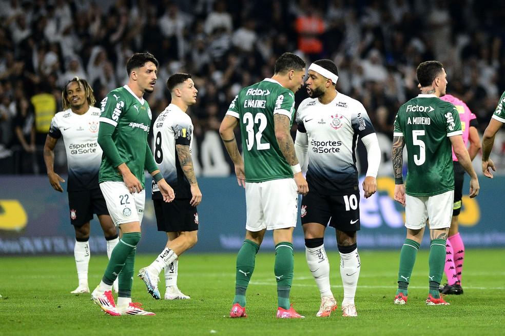 Emiliano Martínez e Memphis Depay discutem no jogo entre Corinthians e Palmeiras pela final do Campeonato Paulista