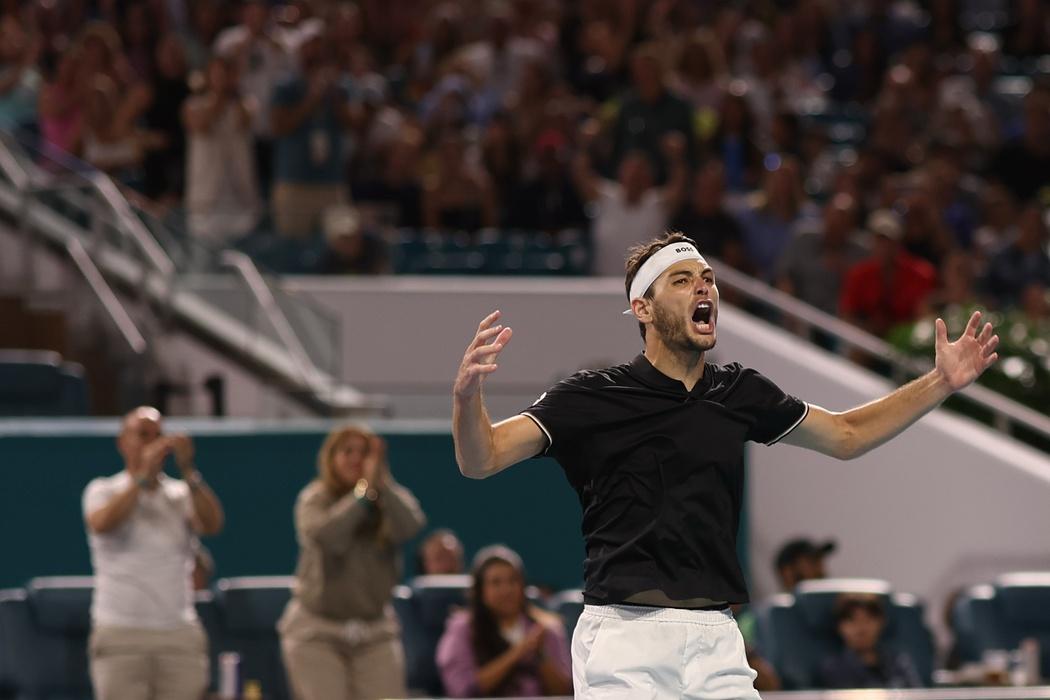 Taylor Fritz festejando após a vitória contra Matteo Berrettini