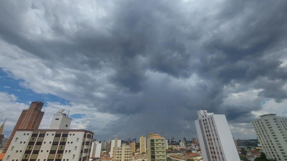Frente fria que se aproxima do Sudeste traz chuvas a região de Piracicaba.