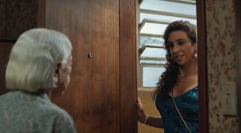 Linn da Quebrada em cena com Fernanda Montenegro em Vitória