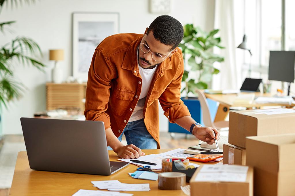 Microempreendedores se reunindo para discutir alterações na legislação.
