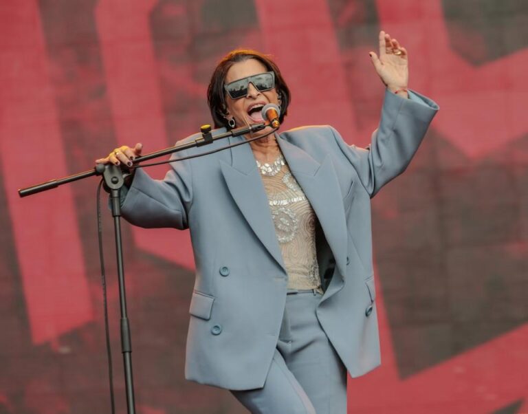 Marina Lima brilha no Lollapalooza ao lado de Pabllo Vittar e é prestigiada por sua esposa