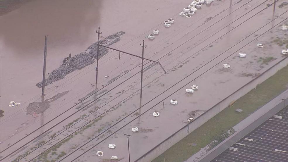 Trilhos da CPTM alagados na região de Santo André