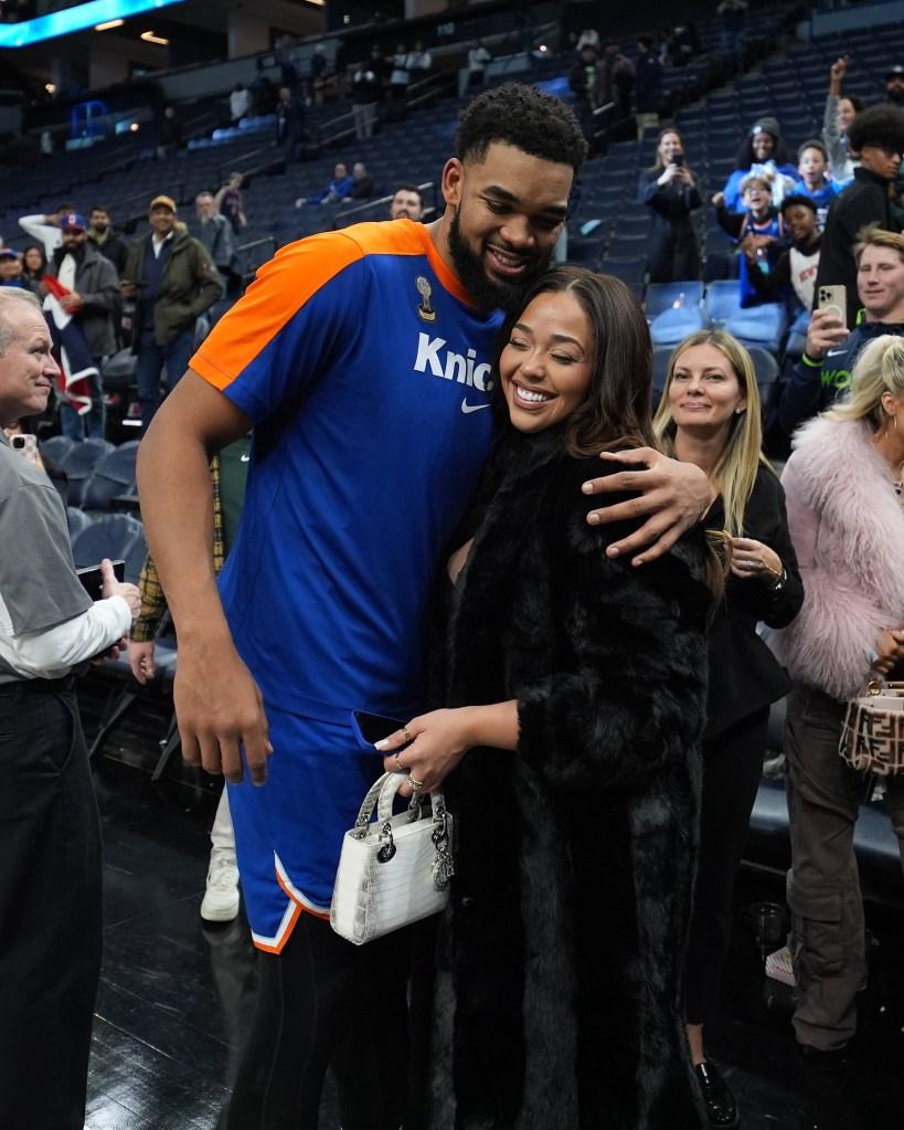 Karl-Anthony Towns abraça Jordyn Woods após o jogo