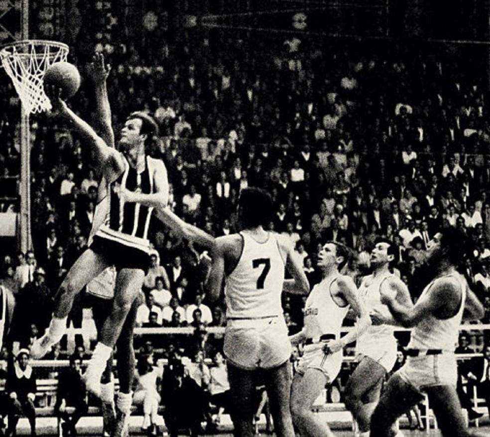 Wlamir Marques 'voa' para marcar mais uma cesta contra o Real Madrid