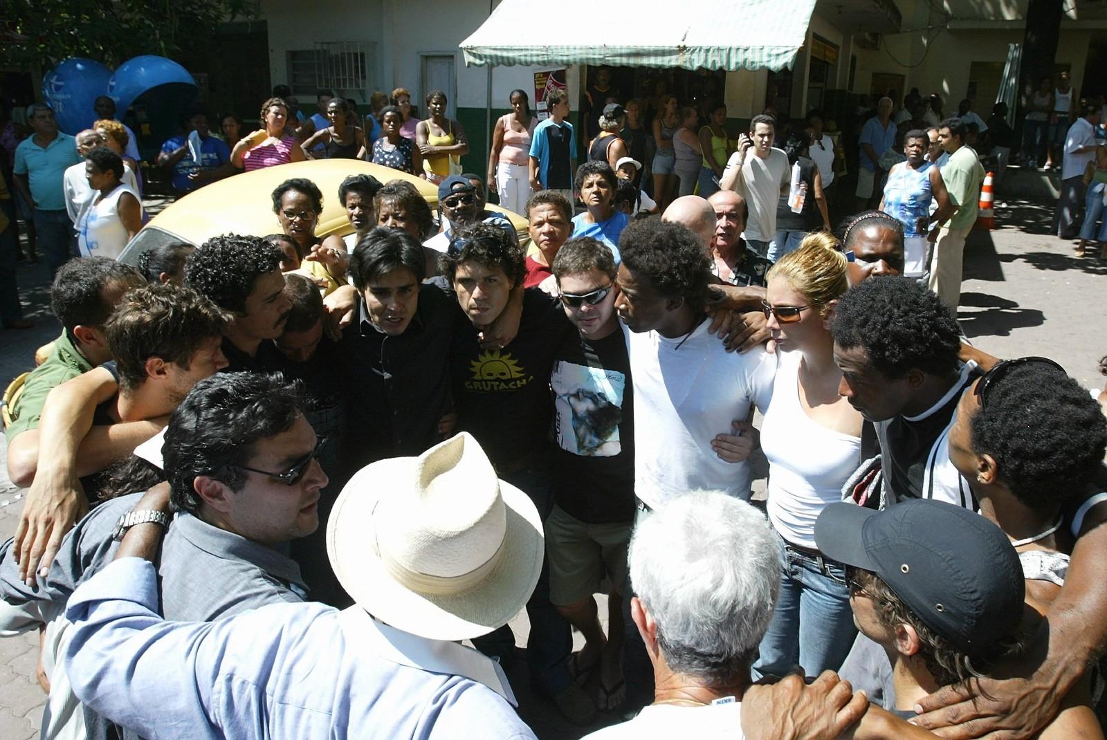 A emoção dos amigos e familiares no enterro de Fernando Almeida