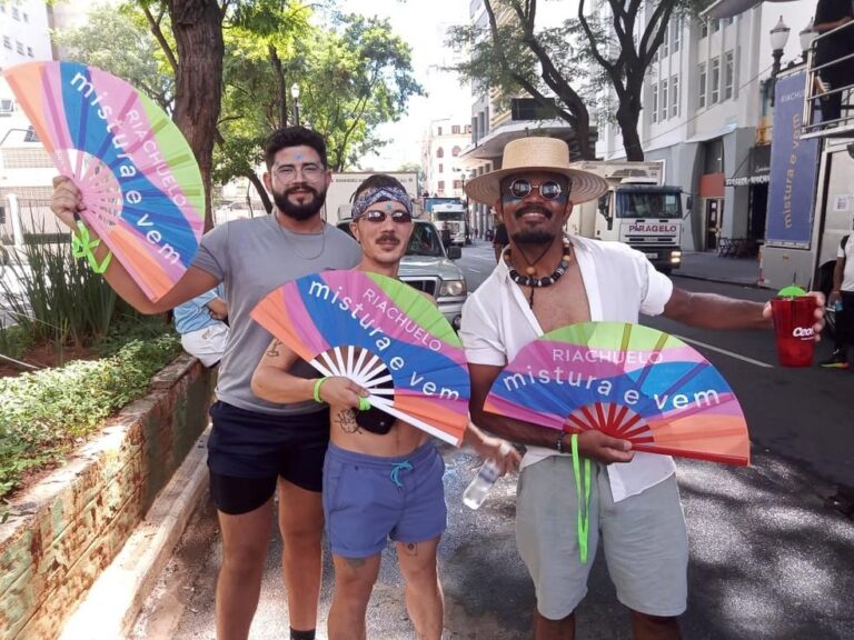 Carnaval de Rua em São Paulo: Calor, Água e Folia!