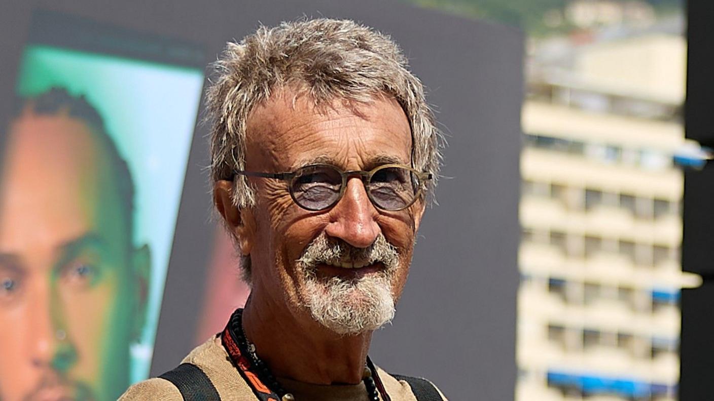 Eddie Jordan sorrindo enquanto posa para uma fotografia.