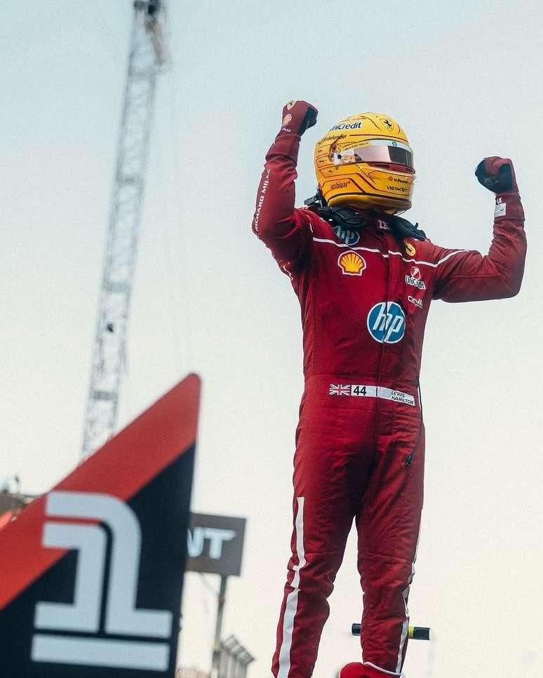 Lewis Hamilton comemorando vitória na Sprint Race