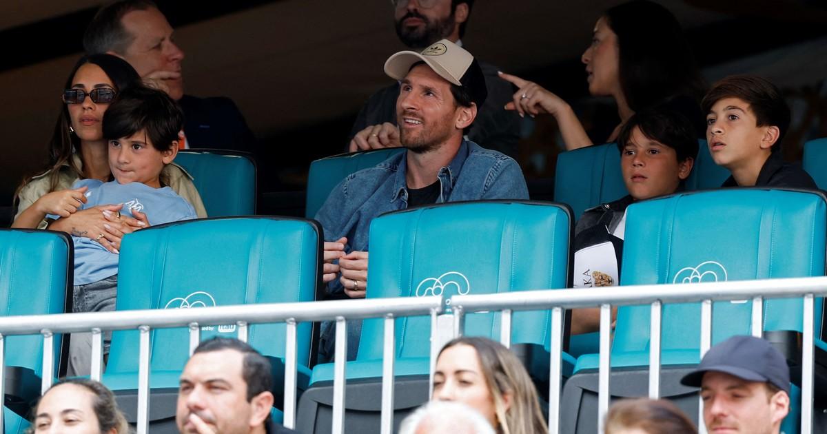 Messi e Antonela no Miami Open, torcendo por Djokovic
