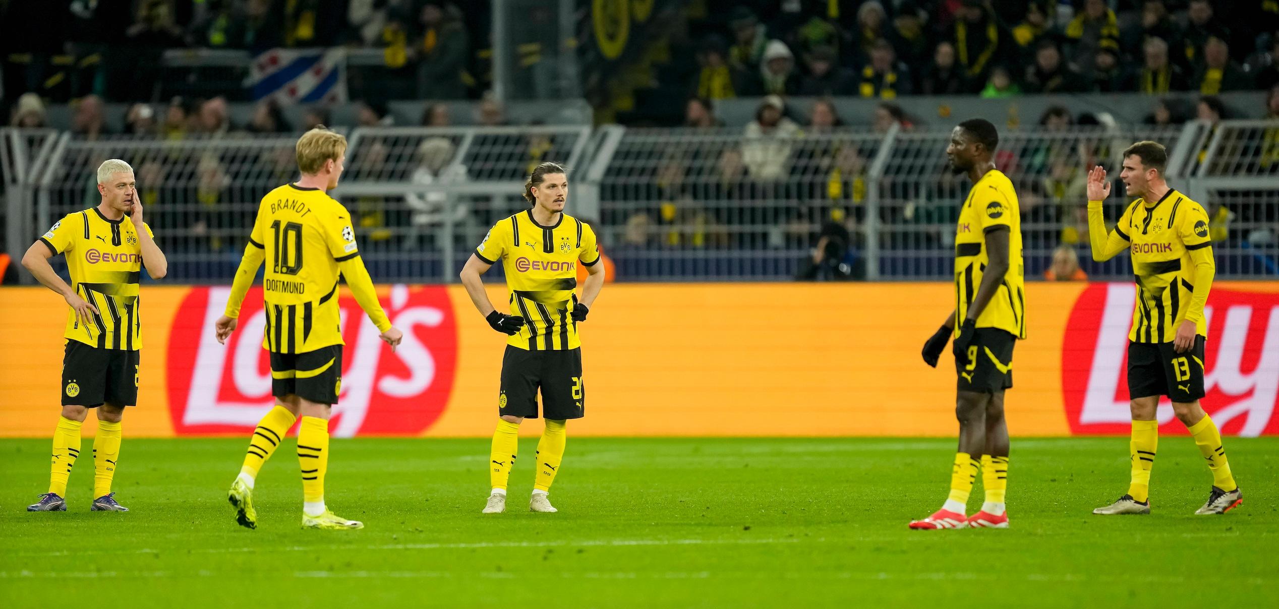 Jogadores do Borussia Dortmund em uma partida em casa.