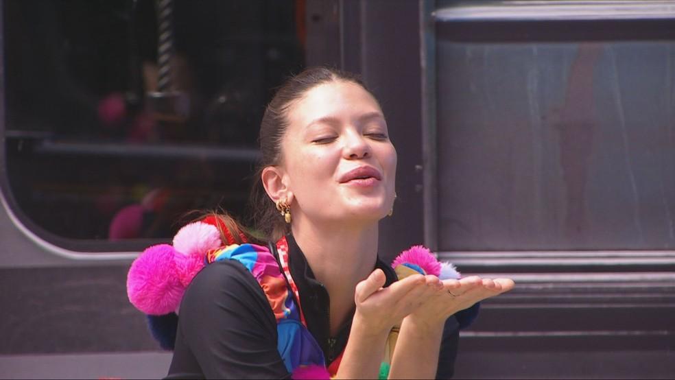 Vitória Strada cumpre Castigo do Monstro e manda beijo para dummy — Foto: Globo.