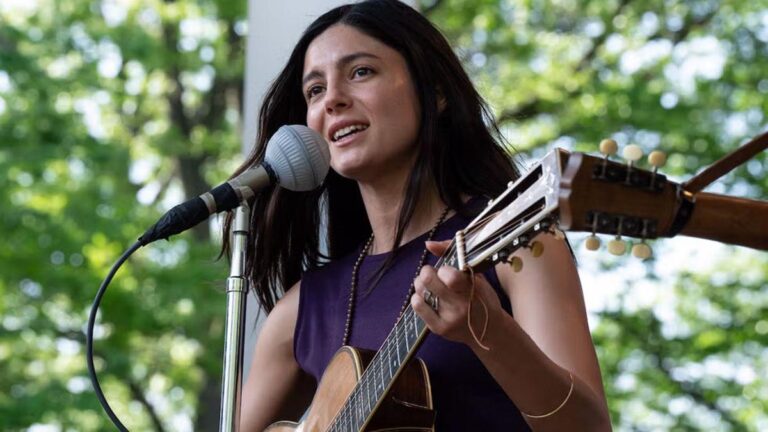 Monica Barbaro se Destaque como Joan Baez em A Complete Unknown