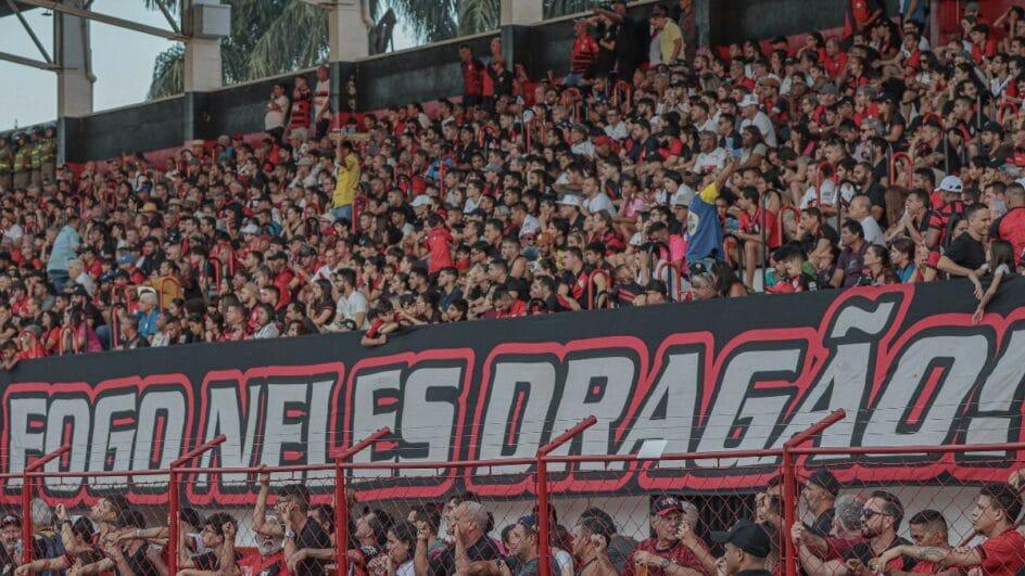 Atlético-GO e Retrô durante a partida no Antônio Accioly