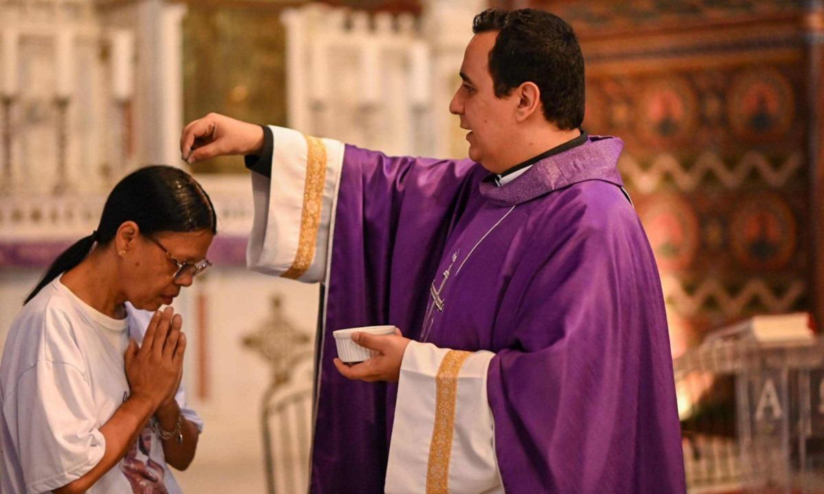 Padre José Luis Queimado, reitor do Santuário, impondo cinzas em fiel.