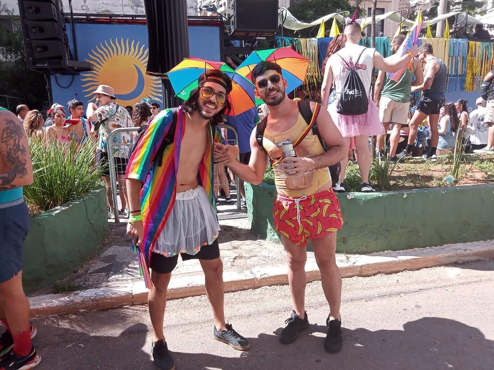 Lucas Bechara e Victor Gallo: guarda-chuva para ajudar